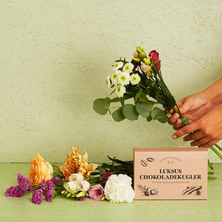 Floristens kreative buket (lav) med Flora og Evergreen Luksus chokoladekugler